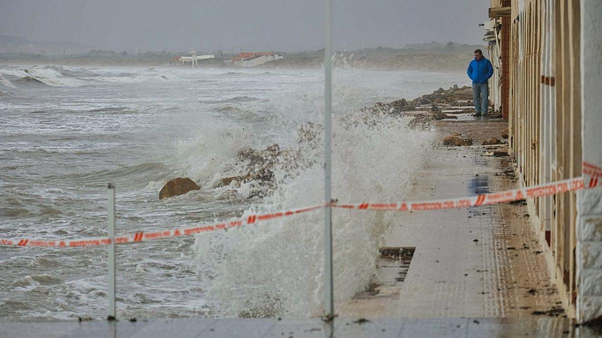 Efectos de los temporales de levante sobre la viviendas en primera línea en la playa de El Pinet.
