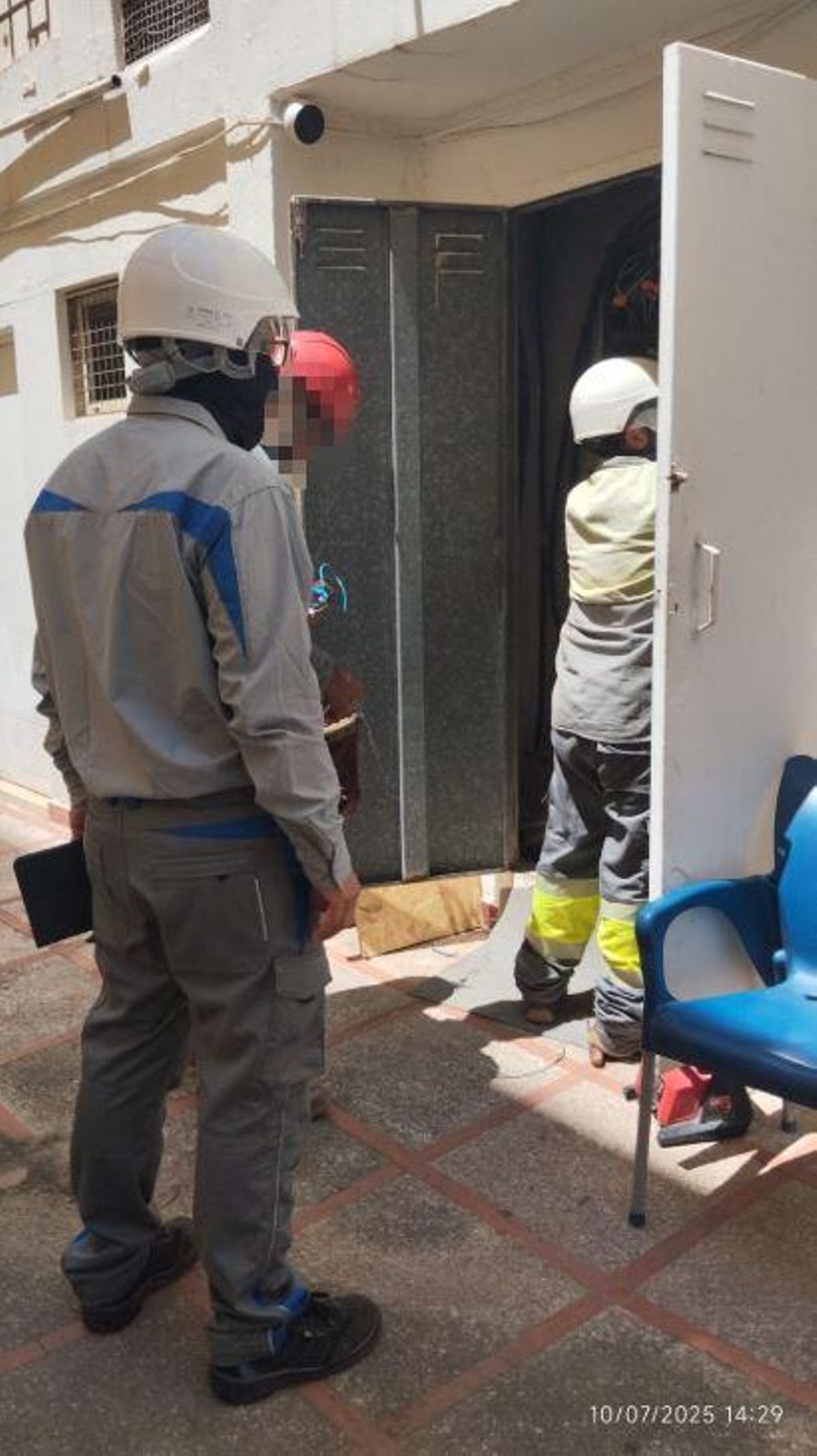 Los operarios cortando la luz en las infraviviendas de Joan Miró.
