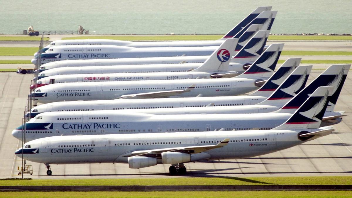 Aviones de Cathay Pacific en el aeropuerto de Hong Kong.