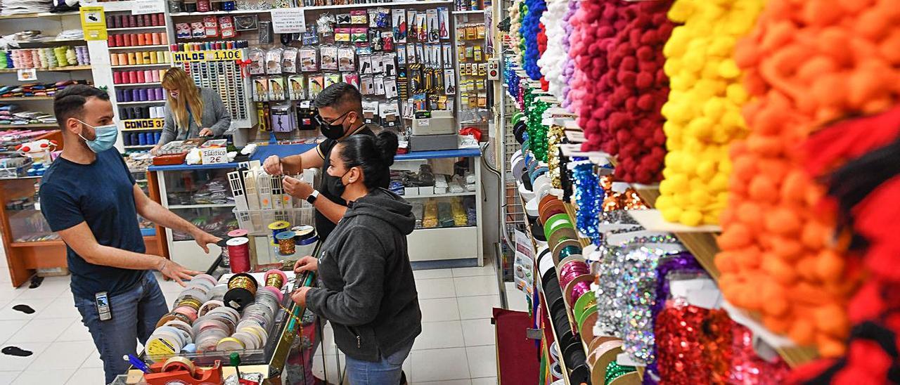 Interior de un comercio de telas en Las Palmas de Gran Canaria. | | JUAN CARLOS CASTRO