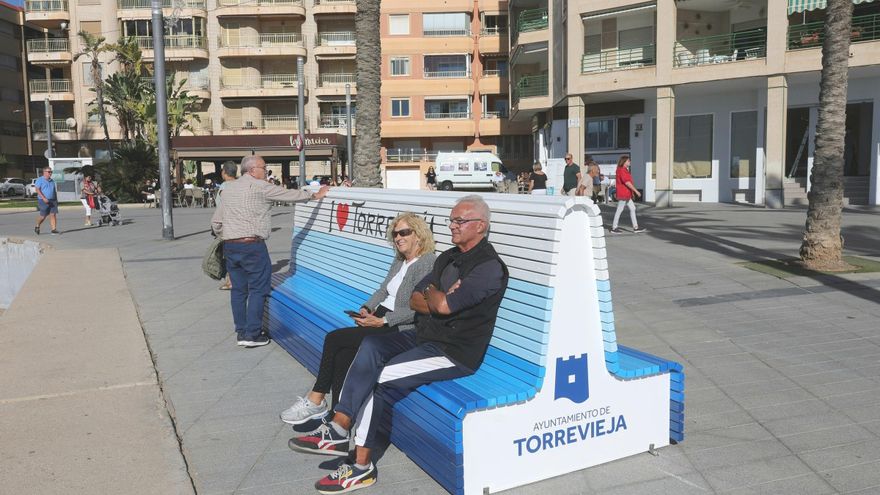 Este ya es el banco más fotografiado de Torrevieja