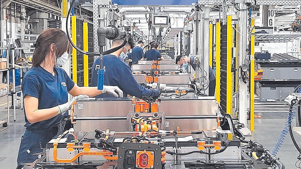 Varios trabajadores en el taller de montaje de baterías de la planta automovilística de Stellantis en Figueruelas.