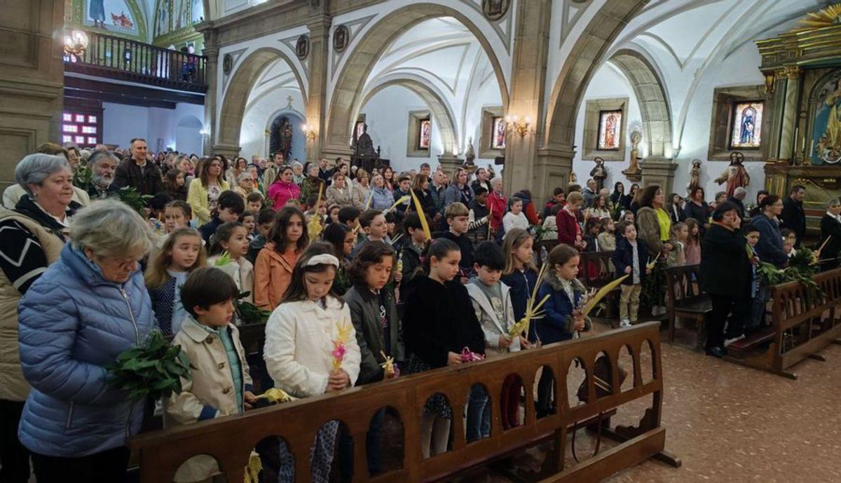 Los niños llenaron los primeros bancos de una iglesia abarrotada de feligreses. | A. G.-O.