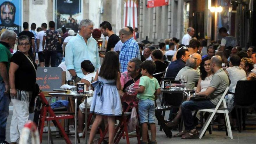 El borrador diseñado ayer permitirá un amplio margen de maniobra a las terrazas en periodo de fiestas patronales. // I. Abella