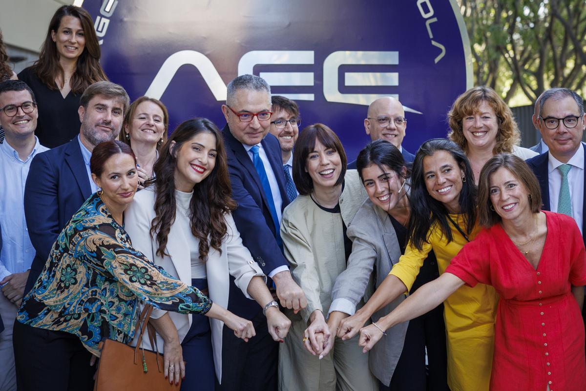 GRAFAND3696. SEVILLA, 04/10/2024.- La ministra de Ciencia, Innovación y Universidades, Diana Morant (c), y el director de la AEE, Juan Carlos Cortés (3i) posan para la foto de familia con los empleados de la Agencia Espacial Española (AEE), un organismo con sede en Sevilla cuyo objetivo es unificar todas las políticas espaciales en los campos de la ciencia, la tecnología y la industria, este viernes en el acto de presentación del logo oficial en la capital hispalense. EFE/ Julio Muñoz