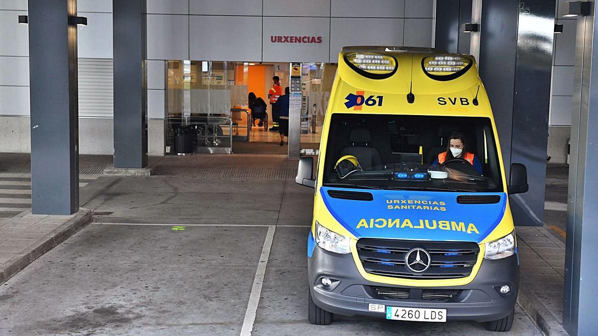 Una ambulancia en la puerta de entrada del Servicio de Urgencias del Hospital de A Coruña. |   // VÍCTOR ECHAVE