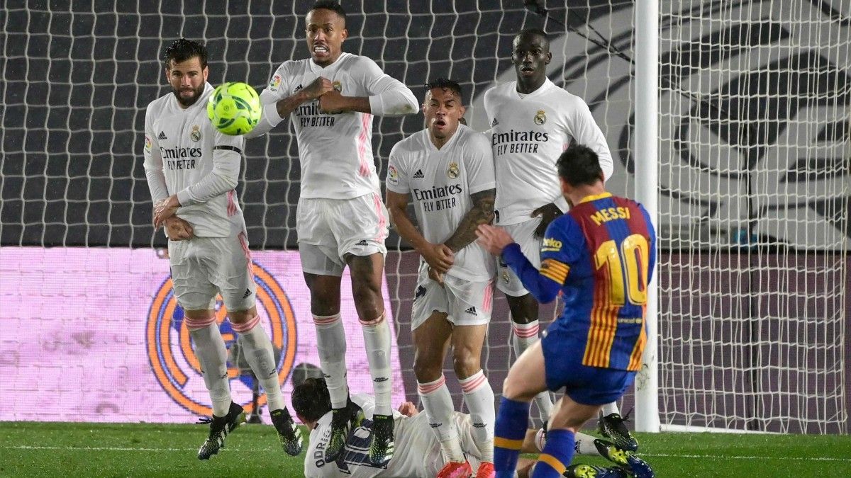 Leo Messi prueba un lanzamiento de falta directa ante el Real Madrid