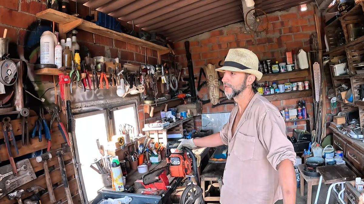 Alain, en la masía que ha reformado solo.