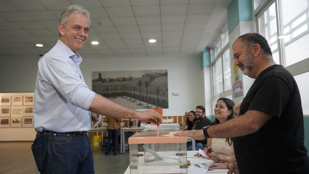 El candidato de Unides Podem - Esquerra Unida a la Presidencia de la Generalitat, Héctor Illueca, ejerce su derecho a voto