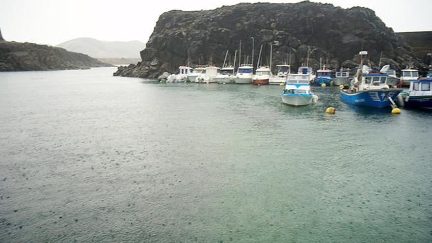 Una imagen de la lluvia en el muelle pesquero de El Cotillo, en Fuerteventura, ayer.