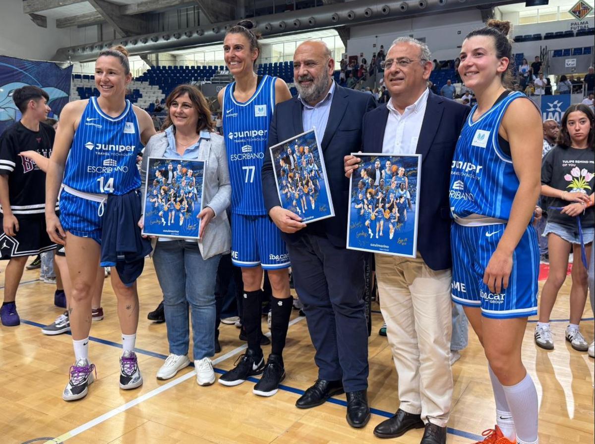 Alba Torrens en las celebraciones del ascenso del Azulmarino Mallorca New Travel.