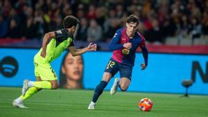 Héctor Fort inicia una jugada de ataque en el Barça-Mallorca de Montjuïc.