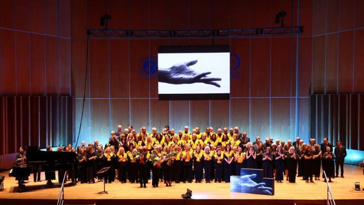 Las tres formaciones corales, unidan en el canto "Dona nobis pacem", que puso el broche al certamen de coros de colegios profesionales.