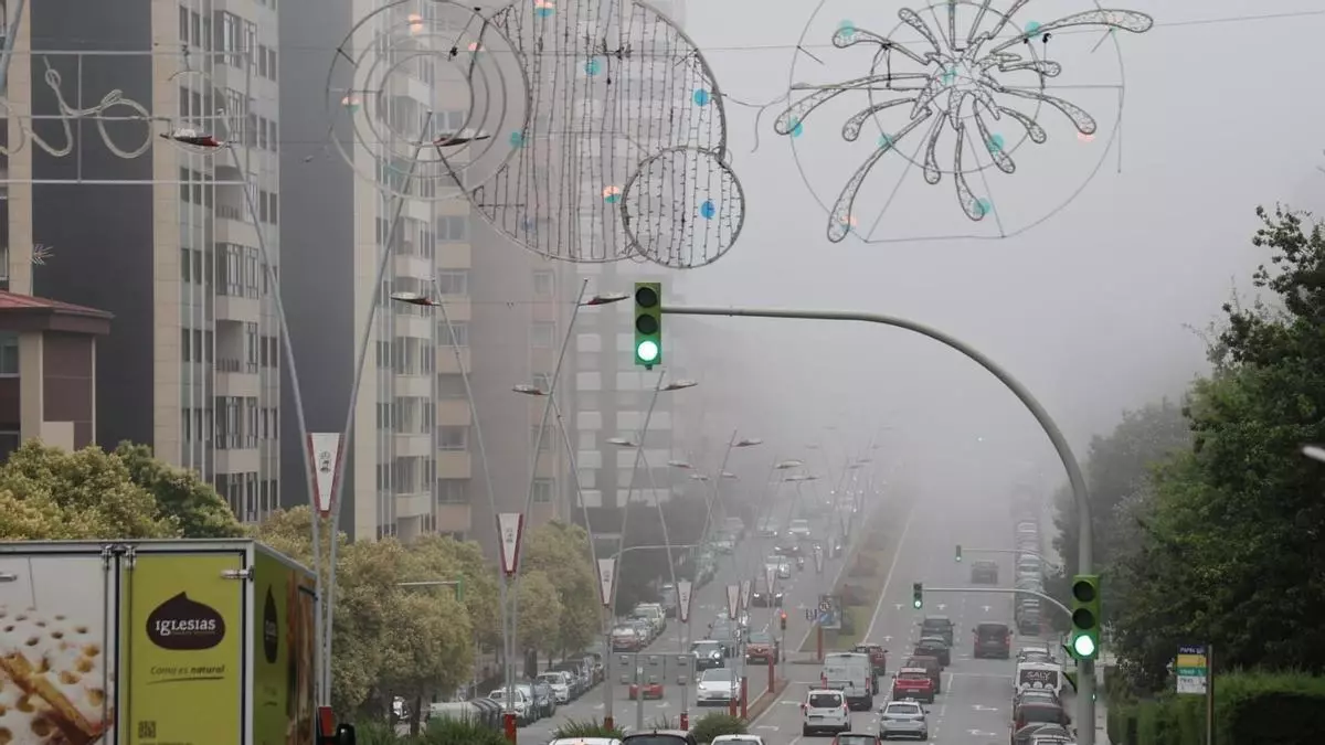 La niebla refresca Vigo: la ciudad amanece por debajo de los 20 grados