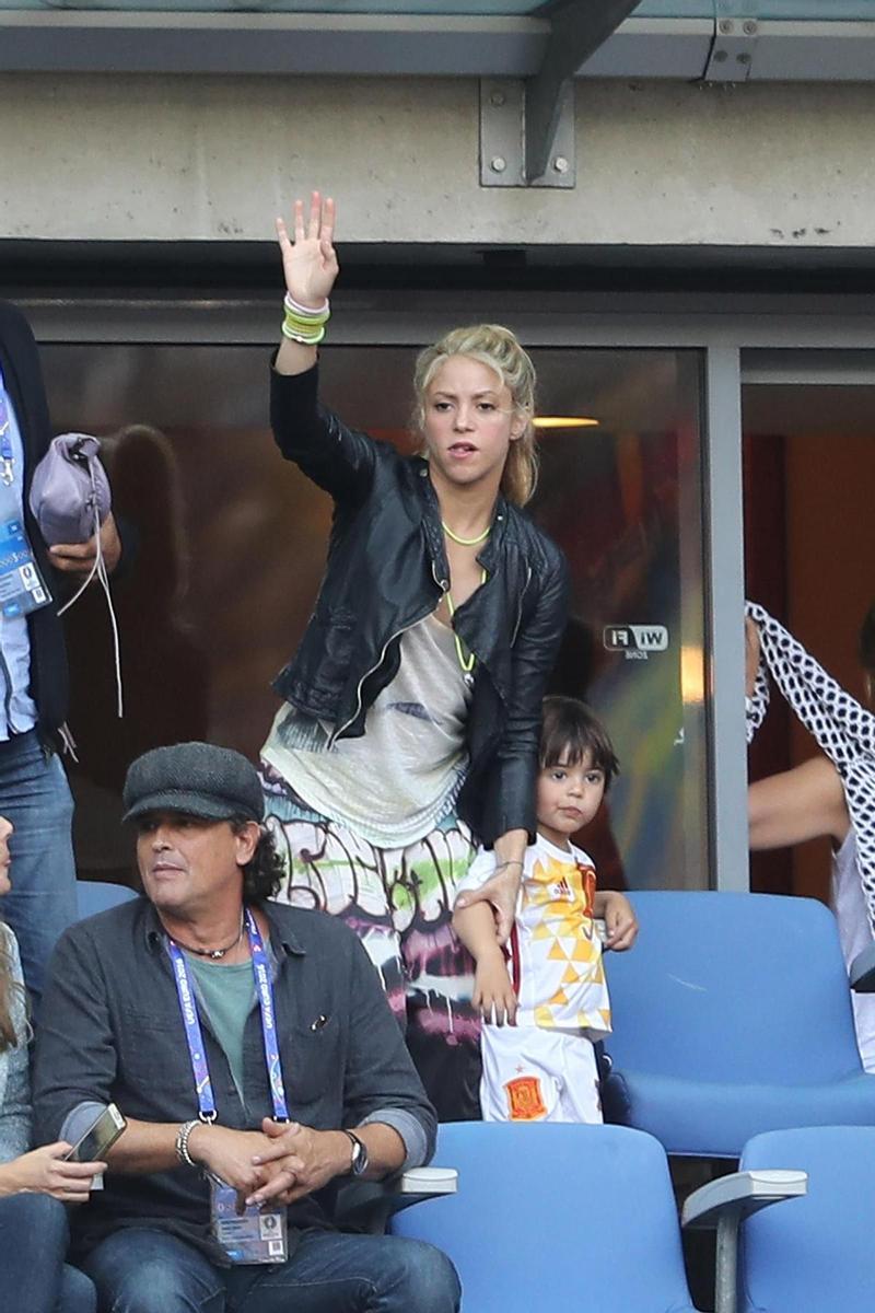 Shakira y sus originales pantalones en la Eurocopa 2016