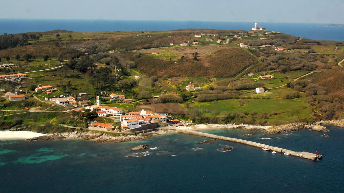 Una vista aérea de la isla de Ons, con el faro, en el alto de Cucorno, al fondo.