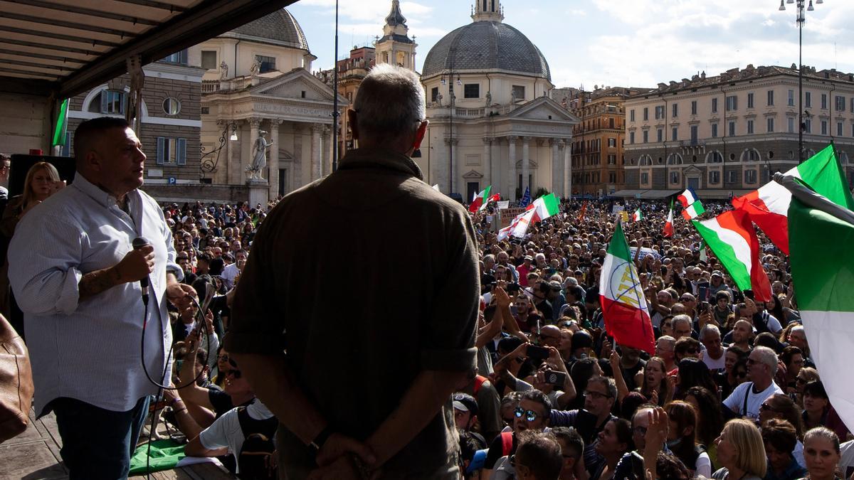 El dirigente de Forza Nuova Giuliano Castellino interviene durante la protesta contra el pasaporte covid del pasado sábado, en la plaza del Popolo de Roma.