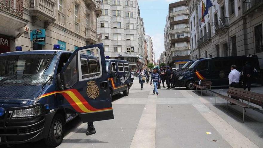 Furgones policiales en el entorno de la Audiencia Provincial. // Rafa Vázquez