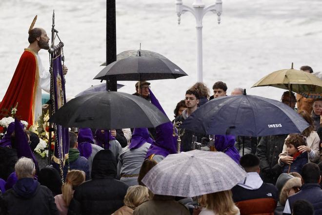 La lluvia frustra la procesión de las Lágrimas de San Pedro en Gijón