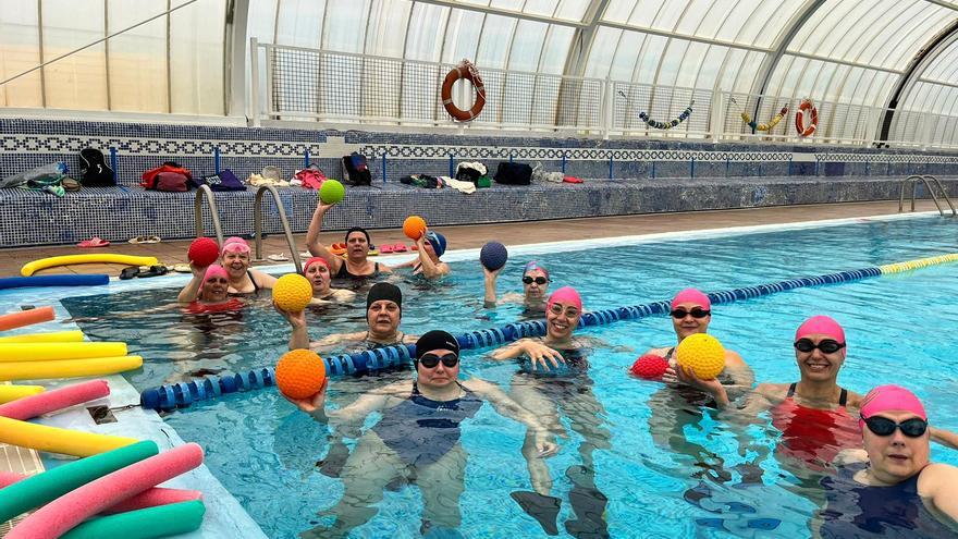 Participantes en la actividad, en la piscina de Benavente.