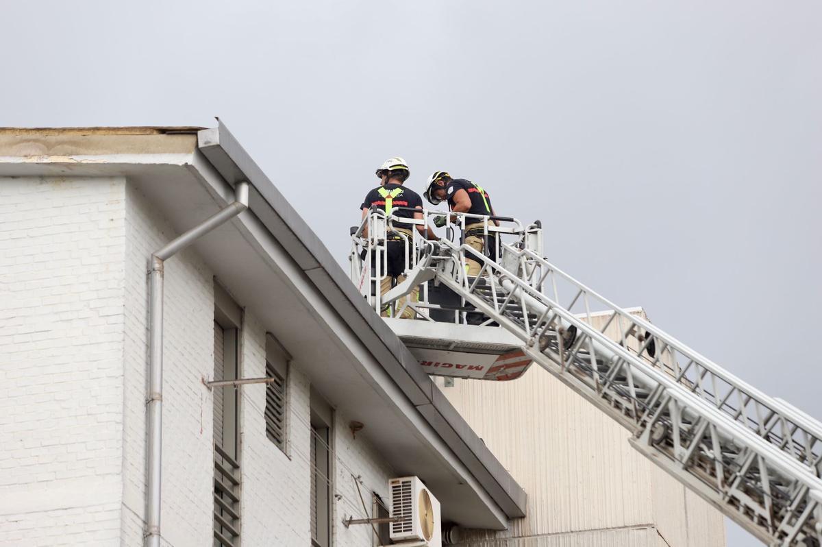 Bomberos en calle Motril