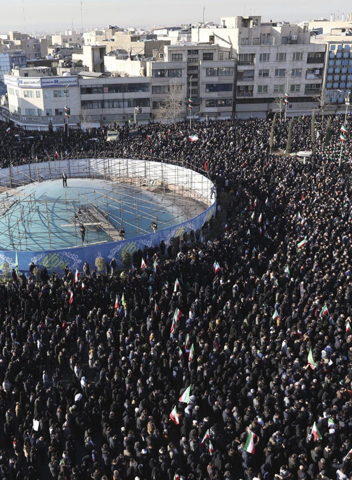 Els iranians celebren la mort de Khamenei però temen els bombardejos