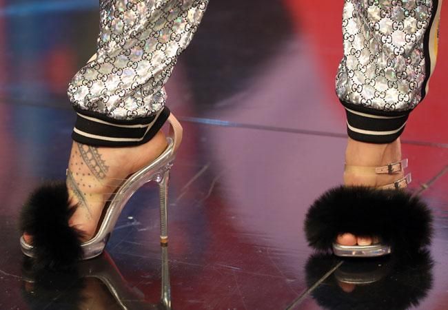 Las sandalias fluffy de Rosalía en El Hormiguero