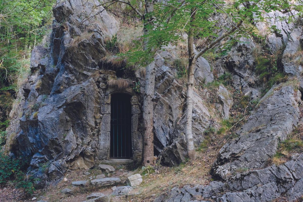 La cova de les Salines, molt poc abans d'arribar al santuari, a Maçanet de Cabrenys