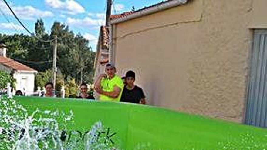 Para todos los gustos. Procesión de la Virgen de la Asunción, a la que acompañan los litenses con devoción. A la izquierda miembros de la junta de fiestas vecinal Asociación Peña el Pilo, y los vecinos participando en actividades de ocio y acuáticas.