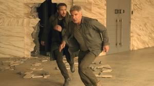 Ryan Gosling y Harrison Ford, en una escena de ’Blade Runner 2049’. 