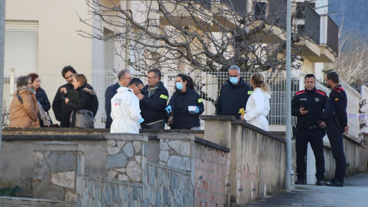 Els membres de la comitiva judicial amb els Mossos treballant a Sant Joan les Fonts.