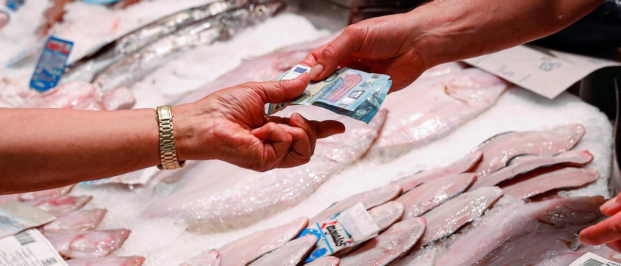 Personas realizando compras en un mercado