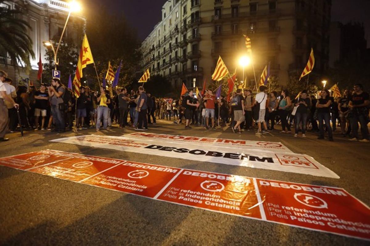 Concentració, davant de la Delegació del Govern a BCN després de la decisió del Contitucional.