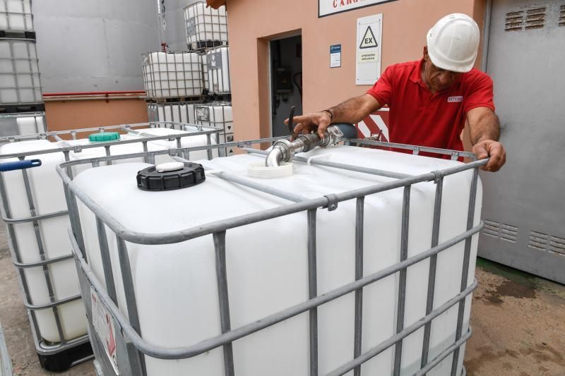 26-03-20  GRAN CANARIA. ZONA INDUSTRIAL DE SALINETAS.  TELDE. Arehucas para su produccón de bebidas espirituosas para fabricar alcohol para fines sanitarios en su fabricade ubicada en la Zona Industrial de Salinetas.  Fotos: Juan Castro.  | 26/03/2020 | Fotógrafo: Juan Carlos Castro