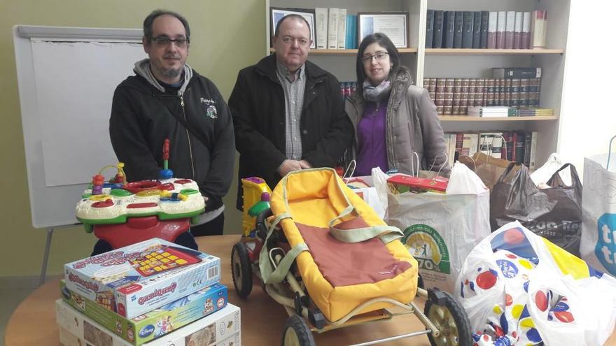 El Colegio de Abogados regala juguetes por Navidad a colectivos de Elda y Villena