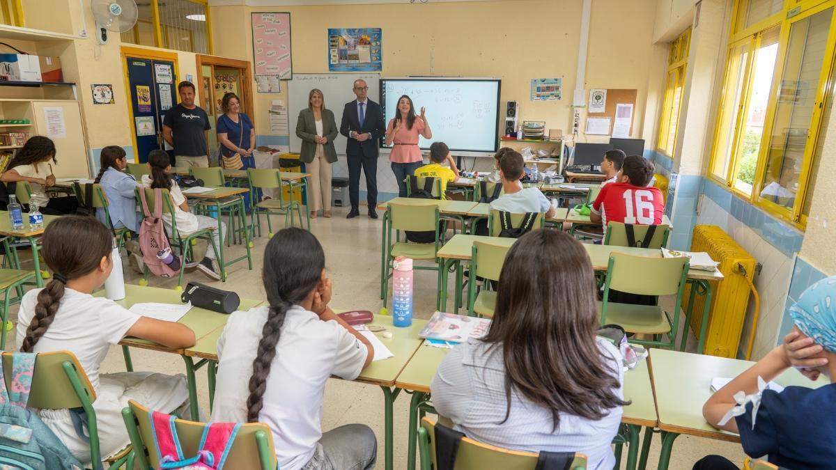 La alcaldesa visita el CEIP Vicente Medina