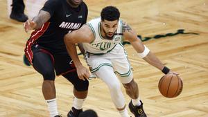 El alero de los Boston Celtics, Jayson Tatum (d), en acción contra el alero del Miami Heat, P.J. Tucker (i) EFE/EPA/CJ GUNTHER