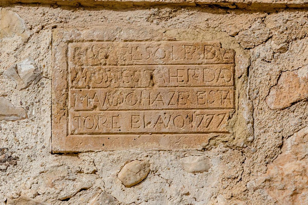 La inscripción en la Torre de Morales de Benidorm.