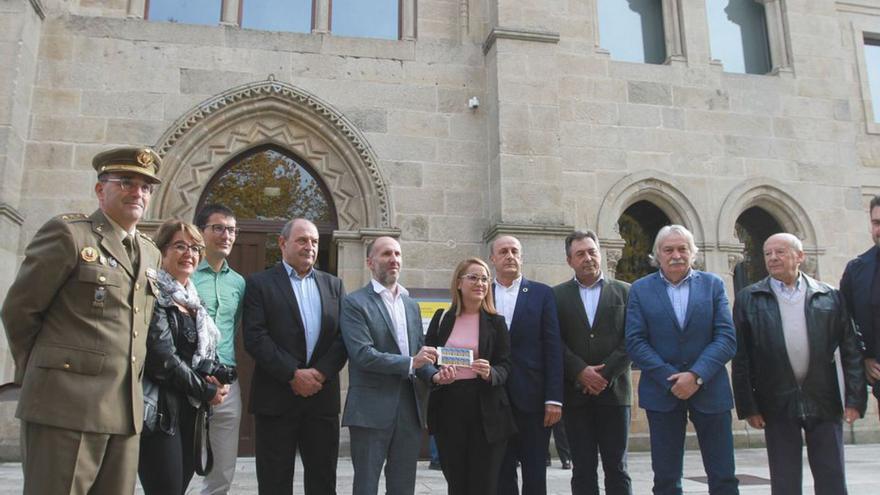 Participantes, ayer, en la presentación del sello, ante la fachada del antiguo convento. En el recuadro, el nuevo sello.  | //  ÑAKI OSORIO