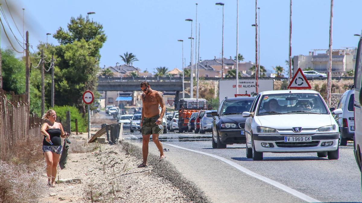 Muchos peatones usan la CV-95 para realizar el trayecto entre el casco urbano de Torrevieja, el hospital y Los Balcones aunque el arcén del vial no presenta las condiciones mínimas