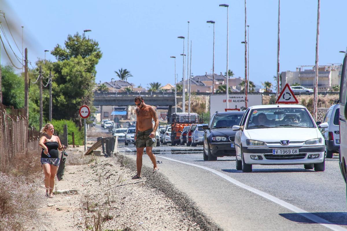 Muchos peatones usan la CV-95 para realizar el trayecto entre el casco urbano de Torrevieja, el hospital y Los Balcones aunque el arcén del vial no presenta las condiciones mínimas