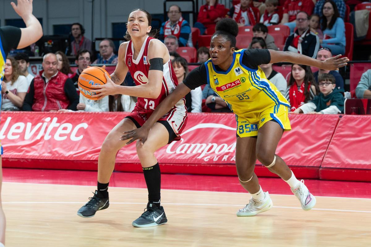 Helena Pueyo, durante un duelo con el Gran Canaria en el Felipe