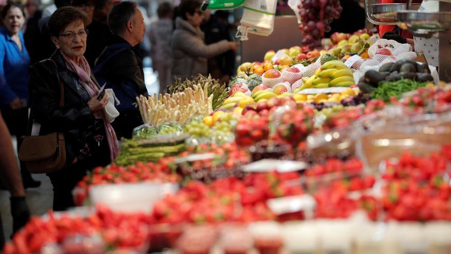 Un puesto de frutas y verduras en un mercado