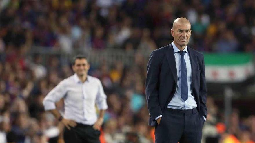 Zinedine Zidane, durante el Barcelona-Madrid del domingo, con Ernesto Valverde al fondo.