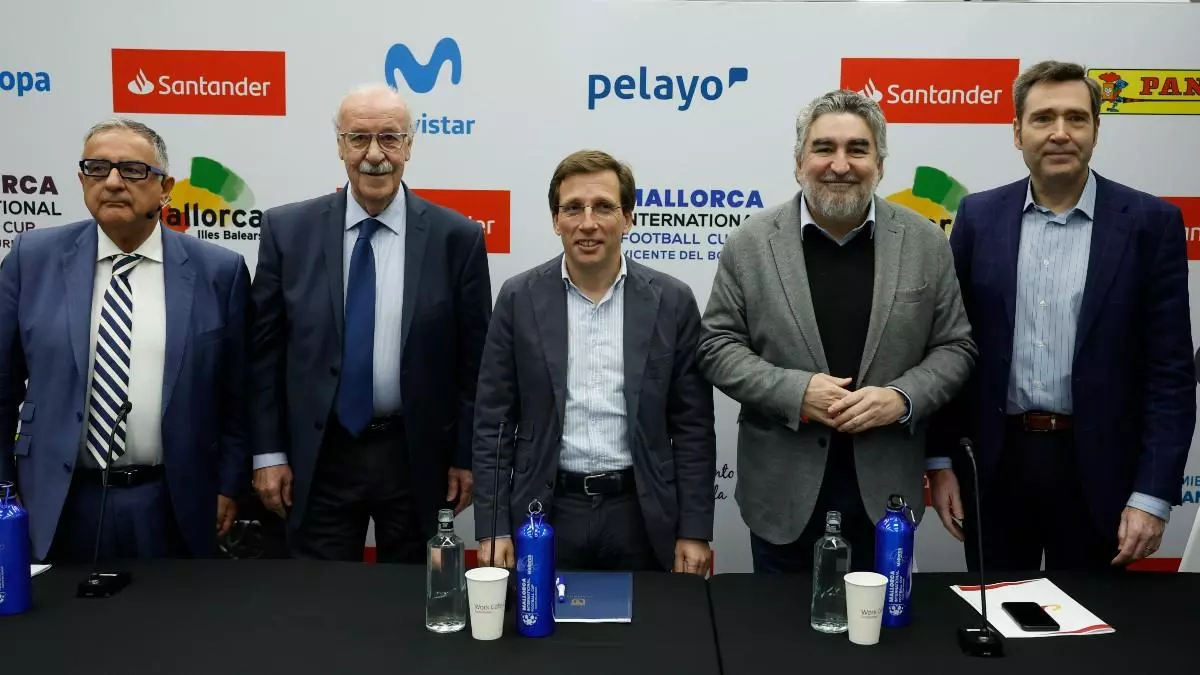 Vicente del Bosque presenta sus campus en Madrid rodeado de figuras del deporte