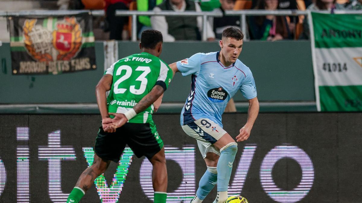 El delantero del Celta, Ferrán Jutglá, durante una acción en el partido del domingo contra el Betis