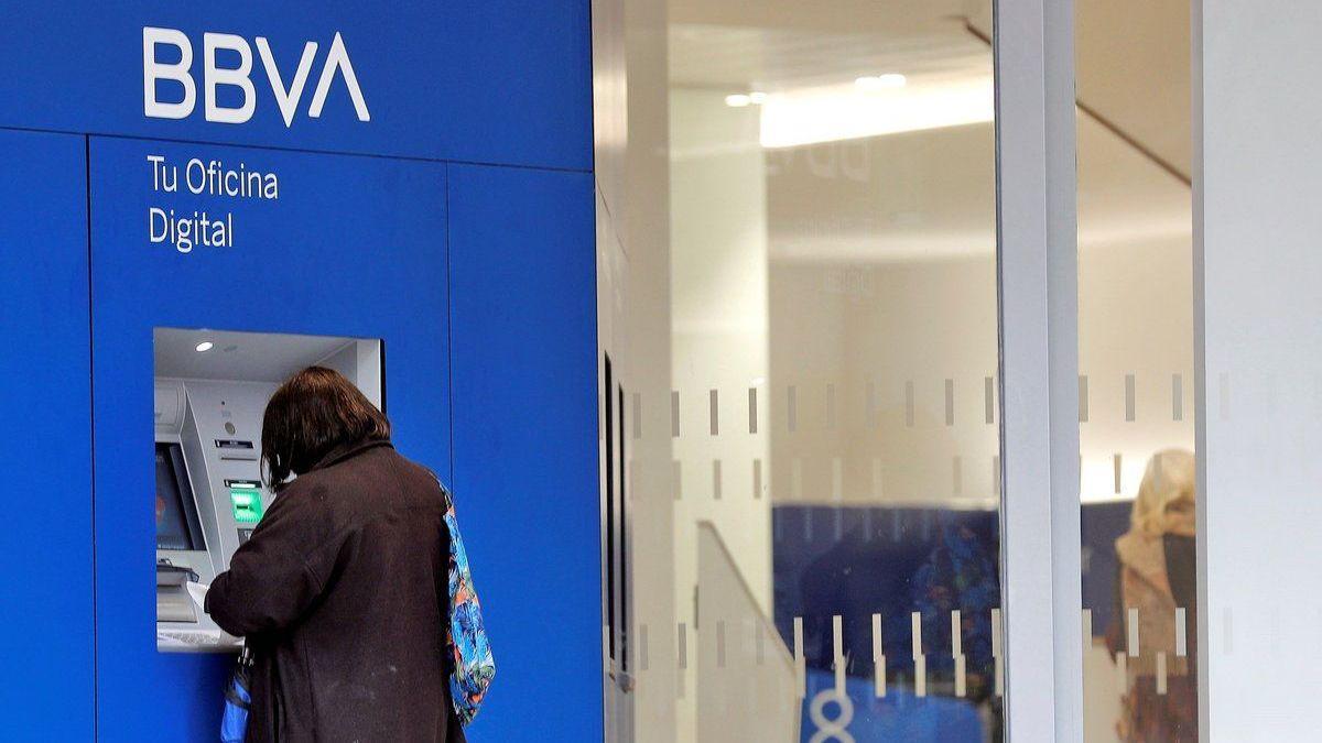 Una mujer realizando una operación en un cajero del BBVA.