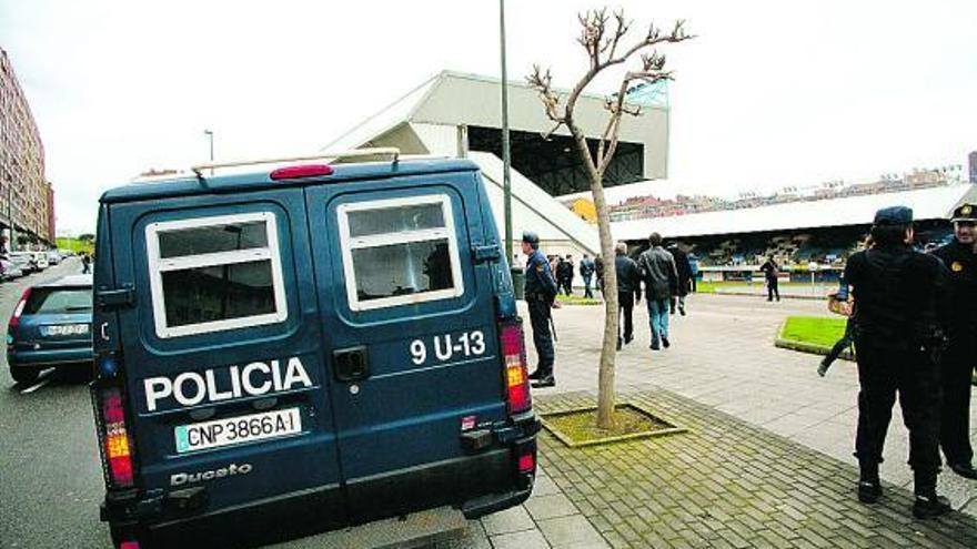 Efectivos de la Policía en los aledaños del Suárez Puerta.