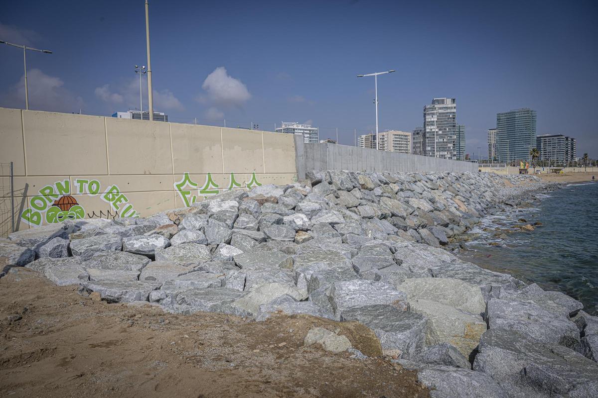 Reparado el muro de la playa de la Nova Mar Bella que cedió tras el temporal