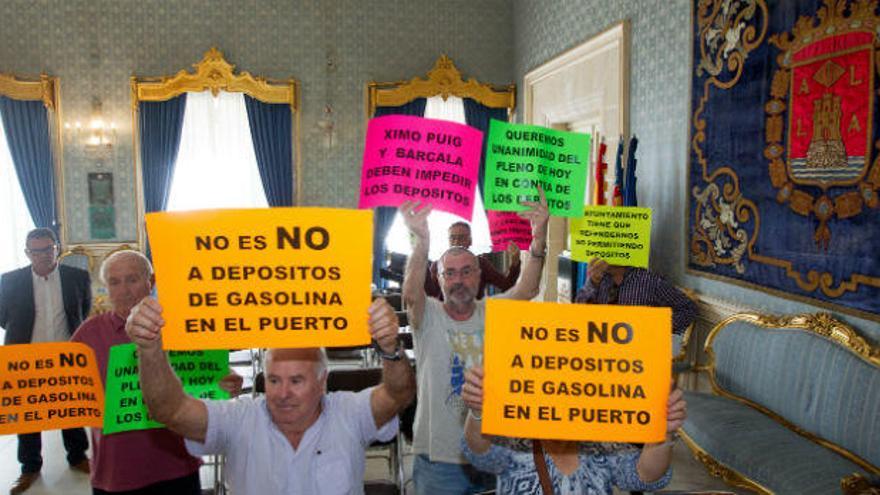 Vecinos protestan ante el pleno en la sesión que la corporación mostró un &quot;no&quot; a la macroplanta